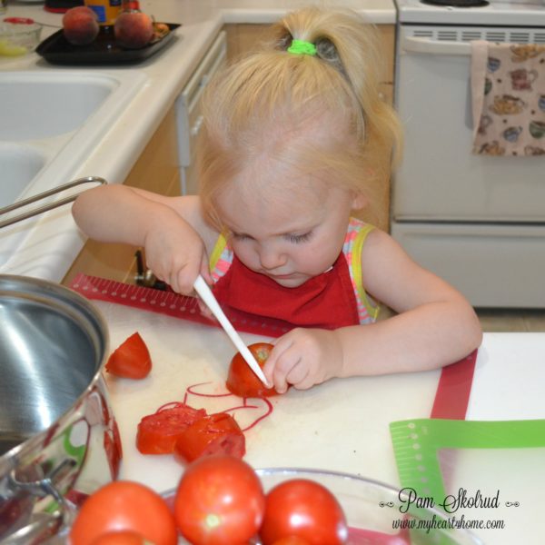 ketchup-making-ilona-cutting-tomatoes