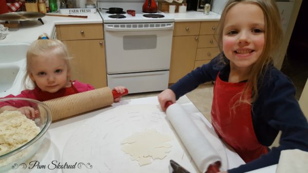 01-cutest-lefse-helpers