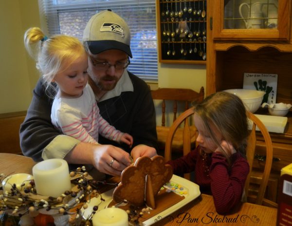 27-daddy-helped-his-girls-put-together-a-gingerbread-turkey